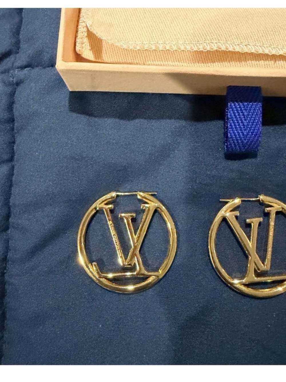 Louis Vuitton Shiny Gold Circle LV Logo Hoop Earrings - Picture 4 of 4